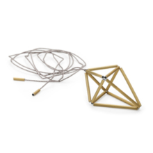 Anhänger Prisma klein, goldfarben Goldfarbener Anhänger an grauer Seidenschnur. Der Anhänger prisma beschreibt einen ungleichseitigen Doppeltetraeder, der an Kristall erinnert. Er ist aus eloxierten Aluminiumröhrchen, die unsichtbar auf Nylon aufgezogen die Seitenkanten des Polyeders bilden.