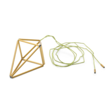 Anhänger Prisma mittel, goldfarben Goldfarbener Anhänger an grüner Seidenschnur. Der Anhänger prisma beschreibt einen ungleichseitigen Doppeltetraeder, der an Kristall erinnert. Er ist aus eloxierten Aluminiumröhrchen, die unsichtbar auf Nylon aufgezogen die Seitenkanten des Polyeders bilden.