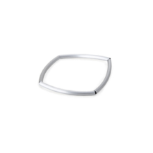 Armreif arco silbern, dick Vier Achtelkreissegmente aus eloxiertem Aluminiumrohr sind durch ein Silikonband zu einem abgerundeten Viereck verbunden.