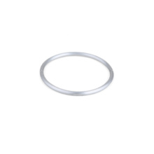 Armreif rondo silbern Armreif bestehend aus zwei Kreishälften aus eloxiertem Aluminiumrohr. Diese sind mit einer Gummikordel verbunden. Ein unsichtbarer Magnetverschluss lässt den Armreif verschließen.