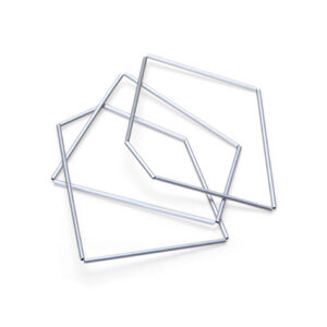 Dünne Aluminiumröhrchen sind mit einer Silikonschnur zu Mehrecken zusammengeknotet. Einzeln oder auch zu mehreren können die zarten Reifen am Handgelenk getragen werden.