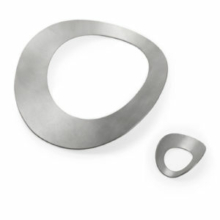 Armreif und Ring courbe aus Silber Ein Armreif und ein Ring aus Silber. Sie beschreiben jeweils einen Kreis, der Durchbruch für Finger und Arm einen weiteren, welcher außermittig gesetzt ist. Sowohl Armreif als auch Ring sind zur Achse leicht gewölbt gerundet