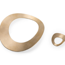 bangle-and-ring-courbe-silver-gold plated A bangle and a ring made of silver, gold plated. They each describe a circle, the opening for fingers and arm another, which is set off-center. Both the bangle and the ring are slightly curved to the axis