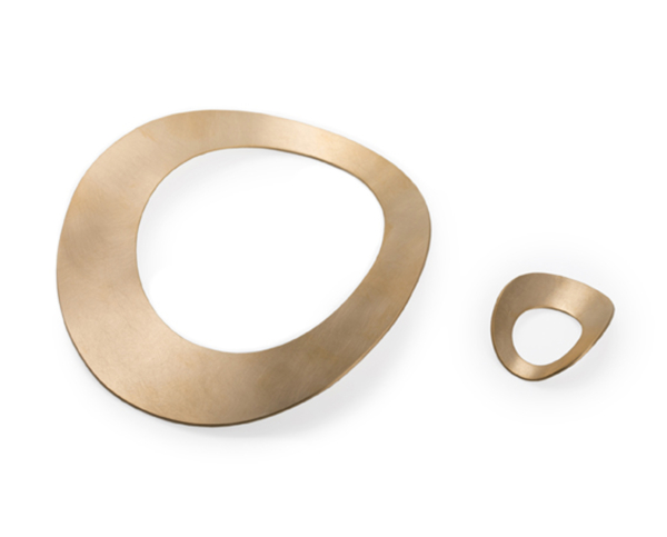 bangle-and-ring-courbe-silver-gold plated A bangle and a ring made of silver, gold plated. They each describe a circle, the opening for fingers and arm another, which is set off-center. Both the bangle and the ring are slightly curved to the axis