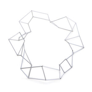 Aus unzähligen und verschieden langen Aluminiumröhrchen ist eine endlose Leiter flexibel auf Nylon zur Kette geknüpft.