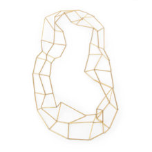 Kette catena II golden Ähnlich einer Doppelhelix sind eloxierte Aluminiumröhrchen flexibel mit Nylonschnur verknüpft. Ein Schal- oder Kragenähnliches Schmuckstück entsteht dadurch