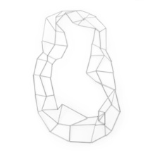 Kette catena II silbern Ähnlich einer Doppelhelix sind dünne Aluminiumröhrchen unterschiedlicher Länge auf Nylon zusammengeknüpft und ergeben eine lange Kette