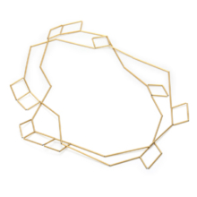 Kette catena rechteck, goldfarben In unterschiedlichen Abständen sind kleine Rechtecke aus goldfarben eloxierten Aluminiumröhrchen auf Nylon gefädelt und ergeben eine lange Kette. Die Abstände werden durch unterschiedlich lange Röhrchen bestimmt. Die Kette kann einfach lang oder doppelt kurz um den Hals getragen werden und erzeugt ein grafisches Muster, welches sich flexibel auf den Körper legt