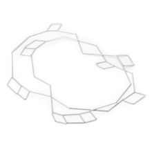 Kette catena rechteck, silberfarben In unterschiedlichen Abständen sind kleine Rechtecke aus silberfarben eloxierten Aluminiumröhrchen auf Nylon gefädelt und ergeben eine lange Kette. Die Abstände werden durch unterschiedlich lange Röhrchen bestimmt. Die Kette kann einfach lang oder doppelt kurz um den Hals getragen werden und erzeugt ein grafisches Muster, welches sich flexibel auf den Körper legt