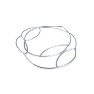 Kette geknüpft aus 15 Viertel-Kreisbögen aus eloxiertem 4mm Aluminiumrohr, silberfarben, lang oder doppelt zu tragen