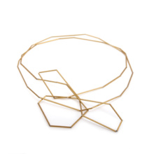 Kette simplum golden Zwei Meter lange Kette aus dünne eloxierten Aluminiumröhrchen unterschiedlicher Länge, kunstvoll in Schlaufen gehäkelt