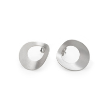 earstuds-courbe-silver Two silver stud earrings. Each stud earrings describes a circle made of sheet silver with a circular opening, set off-center to the edge. Two opposite sides of the keo are curved upwards. The stud pin is attached to the narrow edge on the back.
