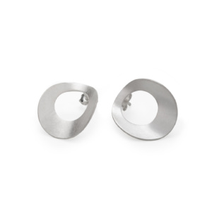 Two silver stud earrings. Each stud earrings describes a circle made of sheet silver with a circular opening, set off-center to the edge. Two opposite sides of the keo are curved upwards. The stud pin is attached to the narrow edge on the back.
