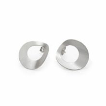 Ohrstecker courbe, Silber Zwei Ohrstecker aus Silber. Jeder Ohrstecker beschreibt einen Kreis aus Silberblech mit einem kreisförmigen Durchbruch, außermittig zum Rand gesetzt. Zwei sich gegenüberliegende Kreisaußenseiten sind nach oben gewölbt. Auf der Rückseite am schmalen Rand ist der Ohrsteckerstift angebracht.