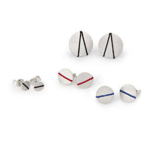 Ohrstecker aus kreisförmigen Silberplättchen mit farbigem Seidenfaden bespannt