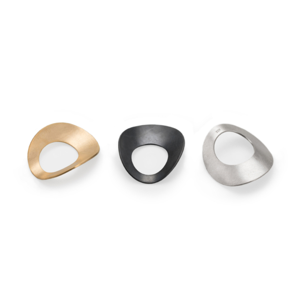 ringd-courbe-gold-black-silver Three rings made of silver, golden and blackened, by Sofia Beilharz