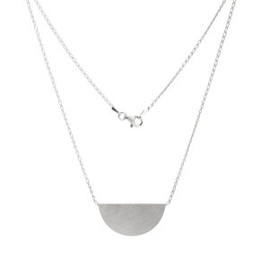 Halbkreisanhänger aus zartem Silber an einem feinen Silberkettchen mit