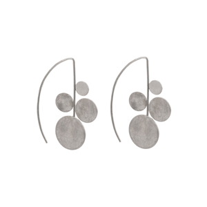 Zwei Ohrhänger nebeneinander aus vier Silberkreisplättche. Diese sind wie bei einer Pflanzenrispe an einem Steg angeordnet. Der Steg ist auch gleichzeitig als Ohrhaken gebogen.