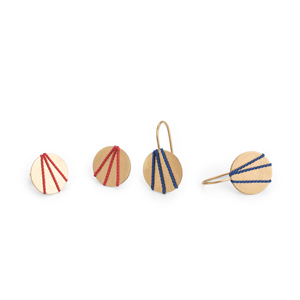 Zwei Paar Kreisrunde vergoldete Ohrhänger liegen in einer Reihe nebeneinander. Die Kreisplättchen sind mit farbiger Seidenschnur bespannt.