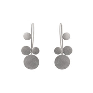 Zwei Ohrhänger aus Sterlingsilber. Ähnlich einer Pflanzenrispe sind vier unterschiedlich große Silberplättchen links und rechts und das größte am Ende des Steges angeordnet. Aus der Fortführung des Steges ist auch der Ohrhaken gebogen.