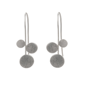 Pair of earrings made of sterling silver. Three circular plates of different sizes are arranged asymmetrically but mirror-image along a wire. The largest tile hangs like a drop at the end, the other two are offset to the left and right. The continuation of the wire is bent back towards the ear hook.