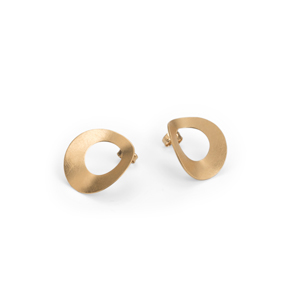 Two stud earrings made of gold-plated silver. Each stud earring describes a circle of silver sheet with a circular aperture, set off-center to the edge. Two opposing keos outer sides are curved upwards. On the back side at the narrow edge is the ear stud.