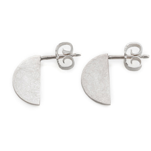 Earrings in the form of a 14 mm crescent made of delicate sterling silver plate. The two semicircles are like two small ds next to each other. A plug with an ear nut at the upper corner points to the right and lets the semicircles become an ear jewelery.