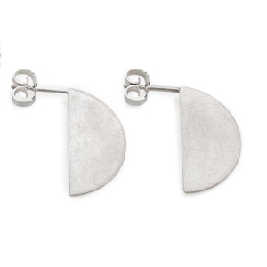 Flat ear studs in the shape of a 22 mm crescent made of sterling silver. The two semicircles are like two Ds next to each other. A plug with an ear nut at the top corner makes the semicircles an ear jewelery.