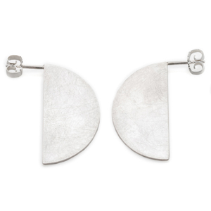 Flat earstuds in the shape of a 30mm sterling silver semicircle. Two semicircles lie side by side so that the curves point inwards and the straight ones outward. A plug with an ear nut on the upper corner makes the semicircles an ear jewelery.