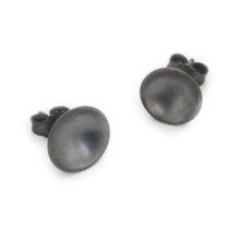Two about 10mm large black oxidized silver bowls are slightly offset side by side. They are circularly matted so that the incident light creates the appearance of a sphere. Pins on the back centered, let the shells become elegant earstuds.