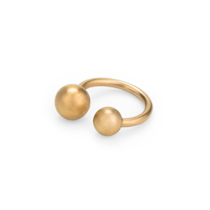 Ring aus vergoldetem Sterlingsilber mit jeweils zwei Kugeln. Die Ringschiene ist ein U auf dessen Enden sich zwei Kugeln unterschiedlicher Größe gegenüber stehen.