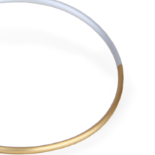 halsreif_rondo_halbehalbe Ein Rohr mit 8mm Durchmesser ist zum Kreis gebogen und dann halbiert. Eine Seite goldfarben die andere silberfarben eloxiert und mit einem Starken Gummi verbunden. Mittels eines versteckten Magnetverschlusses kann der Halsreif geöffnet und geschlossen werden.