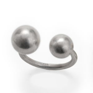 ring made of sterlingsilver with two balls.