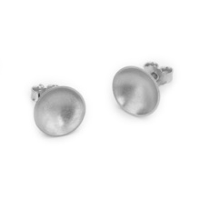 zwei Ohrstecker aus Silber, liegen schräg versetzt nebeneinander. Sie sind aus ca 10mm großen Schalen gefertigt und haben auf der Rückseite mittig angebracht einen Stift mit Verschluss.