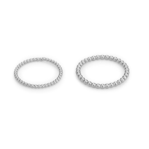 Zwei Ringe aus unterschiedlich großen Kügelchen liegen nebeneinander. Die Kügelchen des linken Ringes haben einen Durchmesser von 1,5mm, die des rechten einen von 2mm Durchmesser. Beide sind sie aus Sterlingsilber gearbeitet.