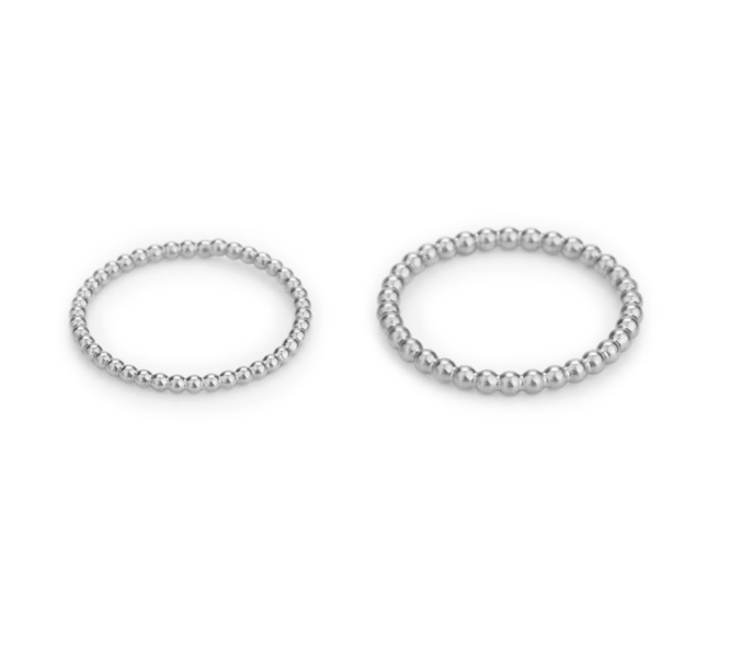 Zwei Ringe aus unterschiedlich großen Kügelchen liegen nebeneinander. Die Kügelchen des linken Ringes haben einen Durchmesser von 1,5mm, die des rechten einen von 2mm Durchmesser. Beide sind sie aus Sterlingsilber gearbeitet.