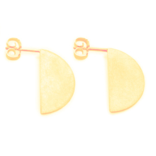 Flat ear studs in the shape of a 22 mm crescent made of gold-plated sterling silver. The two semicircles are like two Ds next to each other. A plug with an ear nut on the upper corner in each case points to the left and makes the semicircles an ear jewelery.