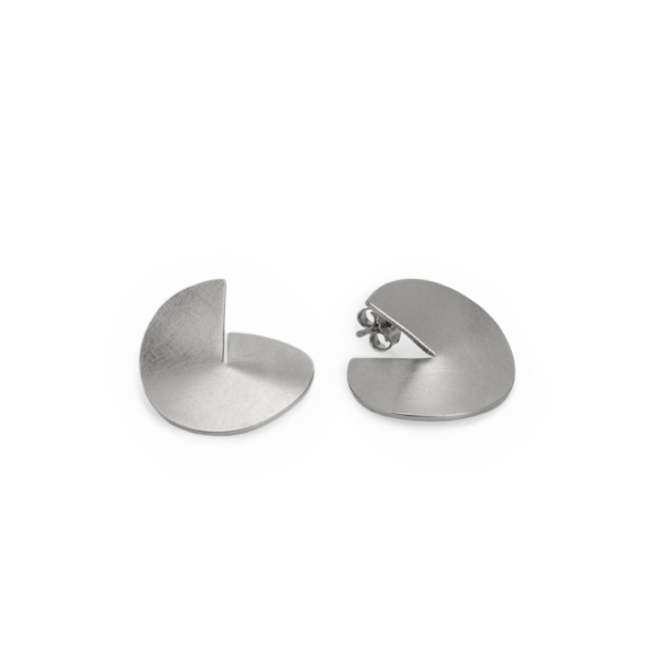 Circular sterling silver earstuds. The 22mm circles are cut to their center. The resulting corners are bent apart to create a spatial effect.