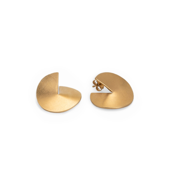 Circular 18ct gold-plated sterling silver earstuds. The 22mm circles are cut to their center. The resulting corners are bent apart to create a spatial effect.