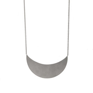 Eine liegende Mondsichel als Anhänger an einem dünnen Kettchen. Alles aus Sterlingsilber gefertigt. Die Mondsichel misst 75x25mm.