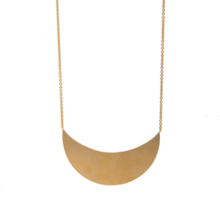 anhaenger-big-moon-vergoldet Ein Gold plattierter Anhänger in Form einer liegenden Mondsichel, an einem dünnen Kettchen. Alles aus Sterlingsilber gefertigt. Die Mondsichel misst 75x25mm.