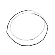 Lange Kette aus 2mm dünnen Silberröhrchen in zwei Kreisschlaufen gelegt. Eine Hälftender Kette, bzw eine Kreisschlaufe, ist geschwärzt, die andere silbern.