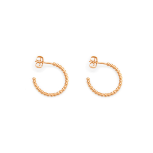 Zwei Creole in Sterlingsilber, 18ct Gold plattiert, aus aneinander gereihten Kügelchen. Diese sind im Dreiviertelkreis von ca 18mm angeordnet und an der Öffnung mit einem Ohrstecker mit Ohrmutter zum Verschließen, versehen.