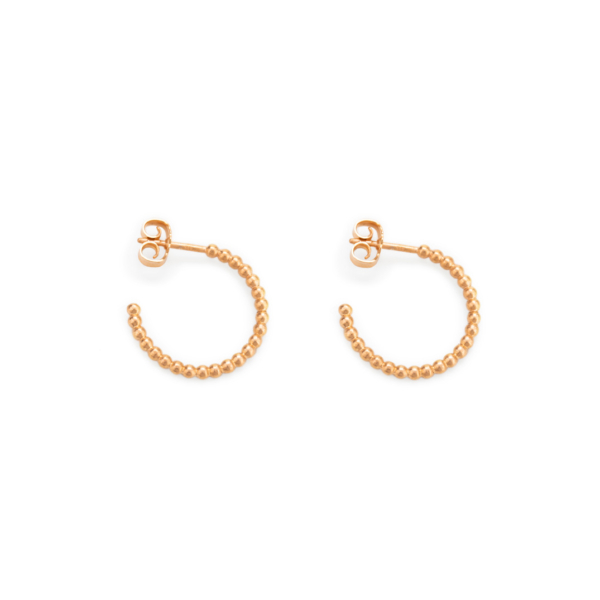 creole-kuegelchen-vergoldet Zwei Creole in Sterlingsilber, 18ct Gold plattiert, aus aneinander gereihten Kügelchen. Diese sind im Dreiviertelkreis von ca 18mm angeordnet und an der Öffnung mit einem Ohrstecker mit Ohrmutter zum Verschließen, versehen.