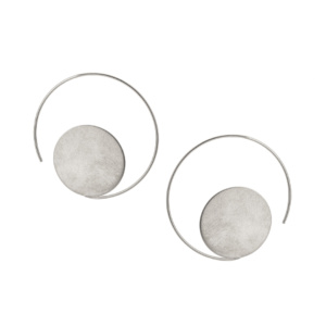 Ear jewellery Creole made of sterling silver. A round disc seems to float in an arc of round wire. The wire arch is a decorative and functional element at the same time.