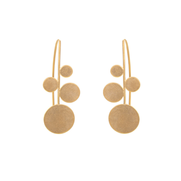 Zwei Ohrhänger aus Sterlingsilber vergoldet. Ähnlich einer Pflanzenrispe sind vier unterschiedlich große Kreisplättchen links und rechts und das größte am Ende des Steges angeordnet. Aus der Fortführung des Steges ist auch der Ohrhaken gebogen.