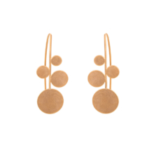 Zwei Ohrhänger aus Sterlingsilber, rosé vergoldet. Ähnlich einer Pflanzenrispe sind vier unterschiedlich große Kreisplättchen links und rechts und das größte am Ende des Steges angeordnet. Aus der Fortführung des Steges ist der Ohrhaken gebogen.