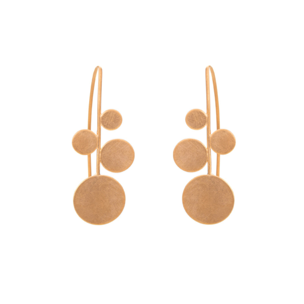 Zwei Ohrhänger aus Sterlingsilber, rosé vergoldet. Ähnlich einer Pflanzenrispe sind vier unterschiedlich große Kreisplättchen links und rechts und das größte am Ende des Steges angeordnet. Aus der Fortführung des Steges ist der Ohrhaken gebogen.