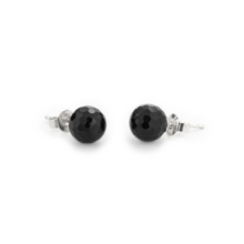 Ohrstecker-onyx-facettiert-silber Zwei schlichte Ohrstecker aus Silber mit schwarzer, facettierter Kugel aus Onyx.