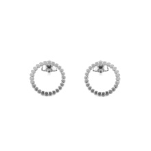 Ohrstecker Pünktchen, Silber Kleine Pünktchen sind im Kreis angeordnet, welcher 14mm im Durchmesser. Zwei solcher Kreise liegen als Ohrsteckerpaar aus Sterlingsilber nebeneinander. Auf dem rückseitigen Rand ist ein Stift angebracht, welcher die Funktion als Ohrstecker ermöglicht.